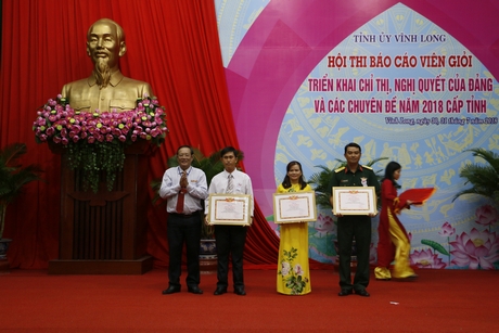 Trưởng Ban Tuyên giáo Tỉnh ủy- Nguyễn Bách Khoa trao giải 3 cho BCV Nguyễn Thị Thường- Đảng bộ huyện Trà Ôn và Trần Hữu Phúc- Đảng bộ huyện Tam Bình.