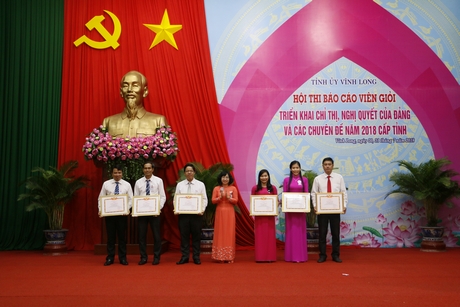 Trưởng Ban Dân vận Tỉnh ủy- Nguyễn Thị Minh Hạnh trao giải khuyến khích cho các BCV.