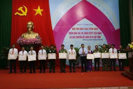 Phó ban Tuyên giáo Tỉnh ủy- Nguyễn Văn Săn trao giấy chứng nhận BCV giỏi cho 12 BCV.