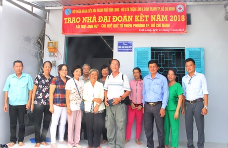 Bàn giao nhà đại đoàn kết cho gia đình bà Phan Thị Hồng (Phường 2- TP Vĩnh Long).
