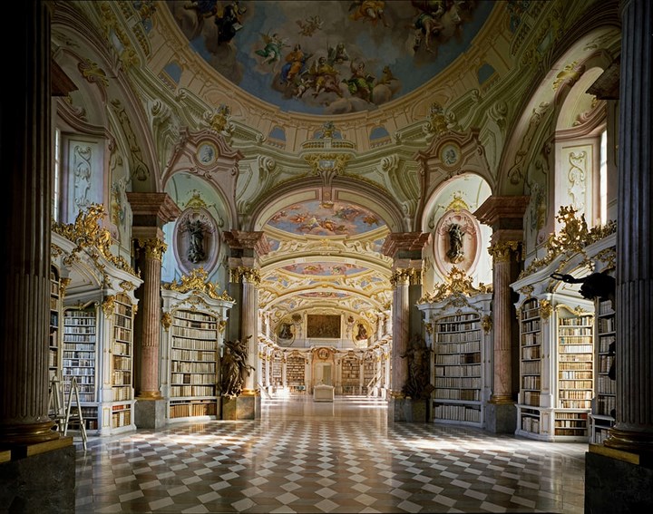 Thư viện Stiftsbibliothek Admont ở Áo. Thư viện được xây dựng từ năm 1776 này nổi tiếng về kiến trúc Baroque độc đáo.