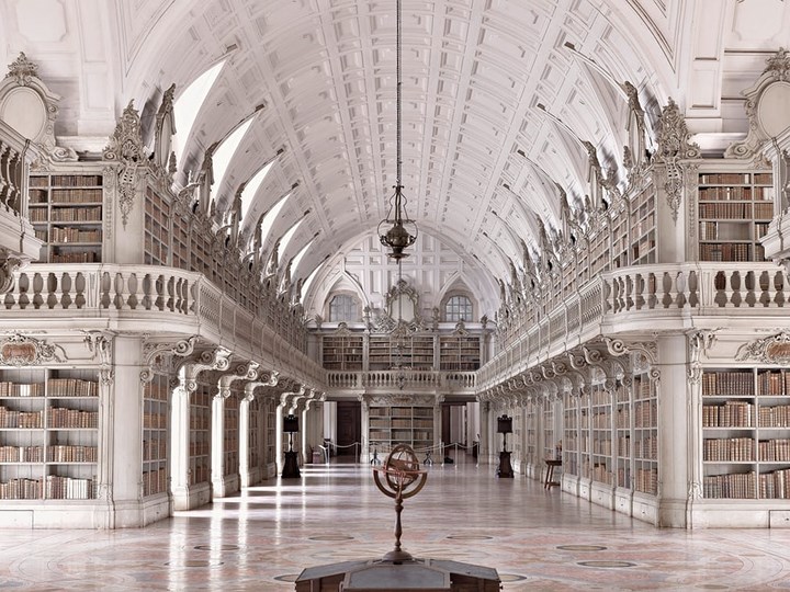 Thư viện Biblioteca do Convento de Mafra ở Bồ Đào Nha. Thư viện dài 88m này có tới 36.000 đầu sách.