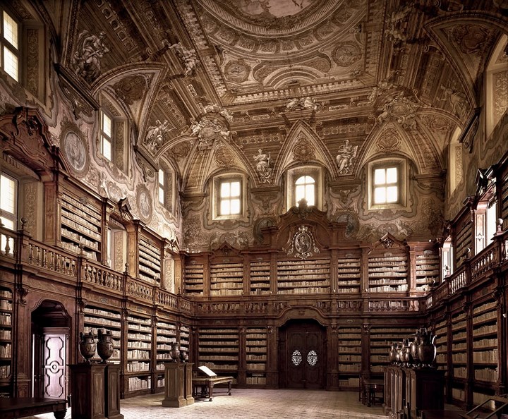 Thư viện Biblioteca Statale Oratoriana dei Girolamini ở Naples, Italy. Đây là thư viện lâu đời nhất ở Napes, mở cửa cho công chúng từ năm 1566.