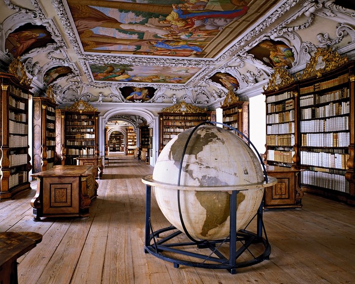 Thư viện Stiftsbibliothek Kremsmünster ở Áo. Thư viện được xây dựng từ năm 1680-1689 và hiện có khoảng 160.000 đầu sách.