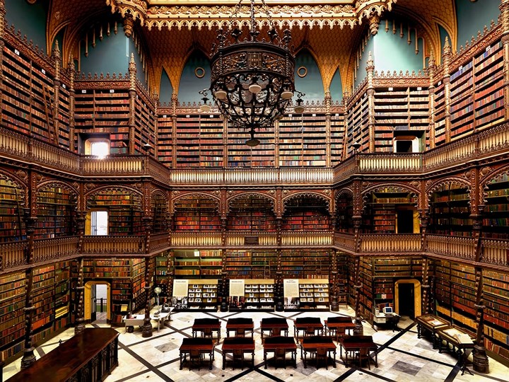 Thư viện Real Gabinete Português de Leitura ở Rio de Janeiro, Brazil. Thư viện được thành lập từ năm 1837 bởi một nhóm người Bồ Đào Nha nhập cư.