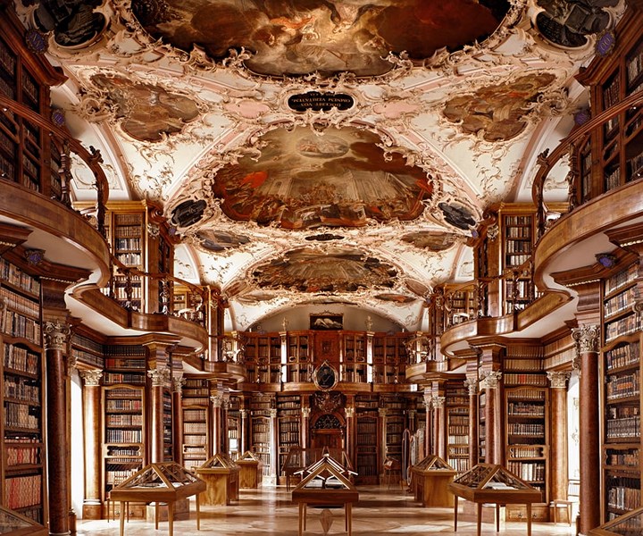  Thư viện Stiftsbibliothek Sankt Gallen ở St Gallen, Thụy Sỹ. Đây là thư viện cổ nhất ở Thụy Sỹ.