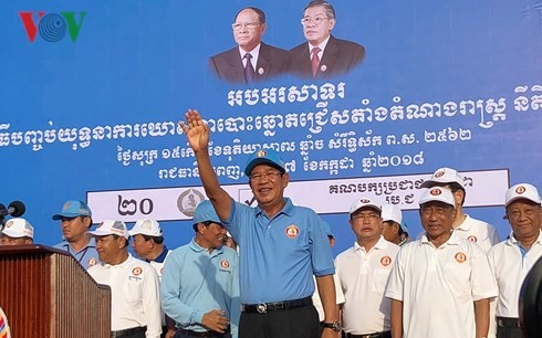 Thủ tướng Campuchia Hun Sen tham gia mít-tinh trong ngày bầu cử.