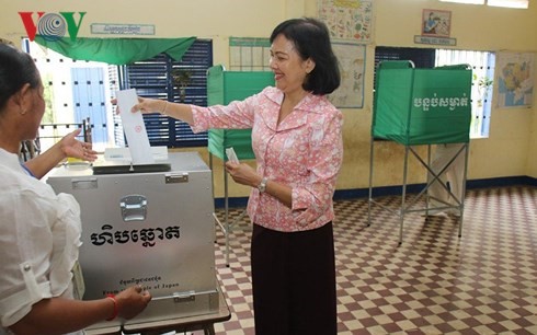Người dân Campuchia đi bỏ phiếu.