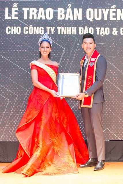 Miss Global 2017 trao bản quyền cuộc thi Miss Global cho đại diện Việt Nam - Nam vương Ngọc Tình.