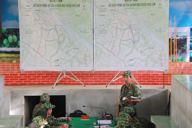 Các cuộc họp vận hành cơ chế chuẩn bị tác chiến phòng thủ được tổ chức tại khu tập trung bí mật. Trong ảnh: Họp Đảng ủy Quân sự huyện mở rộng.