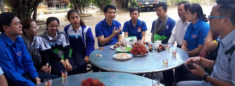 Bí thư BCH Trung ương Đoàn- Nguyễn Ngọc Lương (thứ 5 từ trái sang) thăm hỏi, động viên các chiến sĩ tình nguyện