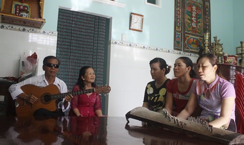 Nghệ nhân Trần Ngọc Nương dạy ca cho các học trò trong ngôi nhà nhỏ của mình. (Báo Long An)