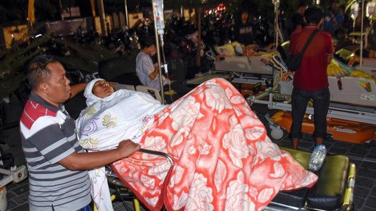 Các nạn nhân được điều trị tại bệnh viện TP Mataram. Ảnh: Reuters
