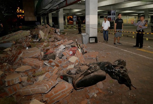 Một trung tâm mua sắm ở Kuta, đảo Bali cũng bị ảnh hưởng bởi động đất. Ảnh: Reuters