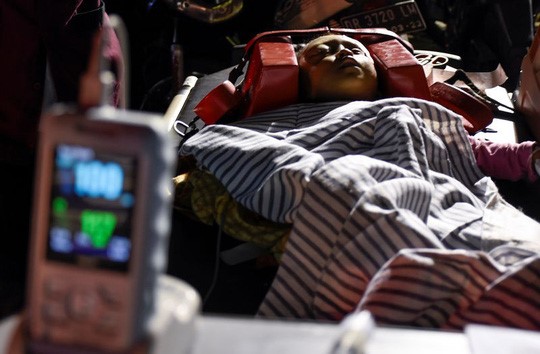 Một người bị thương được chuyển tới bệnh viện TP Mataram. Ảnh: Reuters