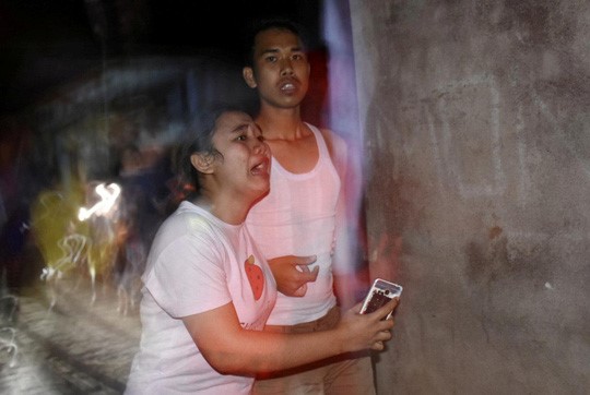 Cư dân huyện Ampenan trên đảo Lombok hoảng loạn sau trận động đất. Ảnh: Reuters
