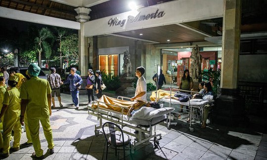 Bệnh nhân tại Denpasar, Bali buộc phải đưa ra ngoài trời sau khi xảy ra trận động đất. Ảnh: EPA