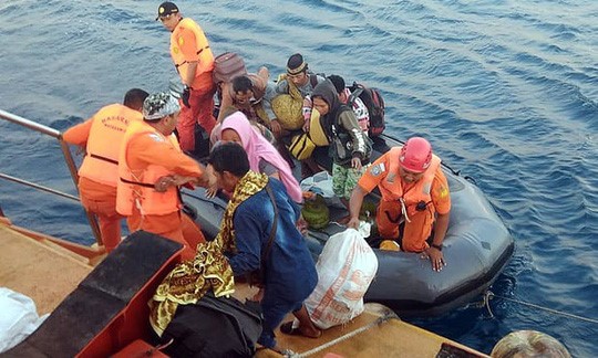 Nhân viên cứu hộ kiểm tra các ngôi nhà đổ sập sau trận động đất ở Bắc Lombok. Ảnh: EPA