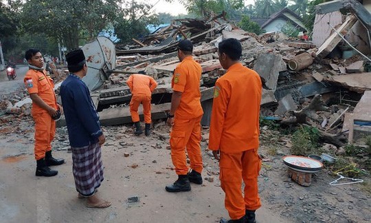 Nhà cửa trên đảo Lombok bị hư hại nặng sau trận động đất. Ảnh: Reuters