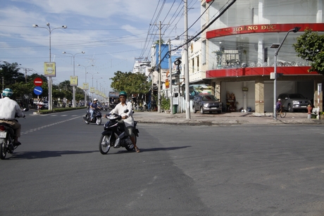Người điều khiển phương tiện tham gia giao thông vào đường Nguyễn Huệ từ hướng đường Võ Văn Kiệt không thấy biển báo cấm đỗ nên cứ dừng đỗ xe.