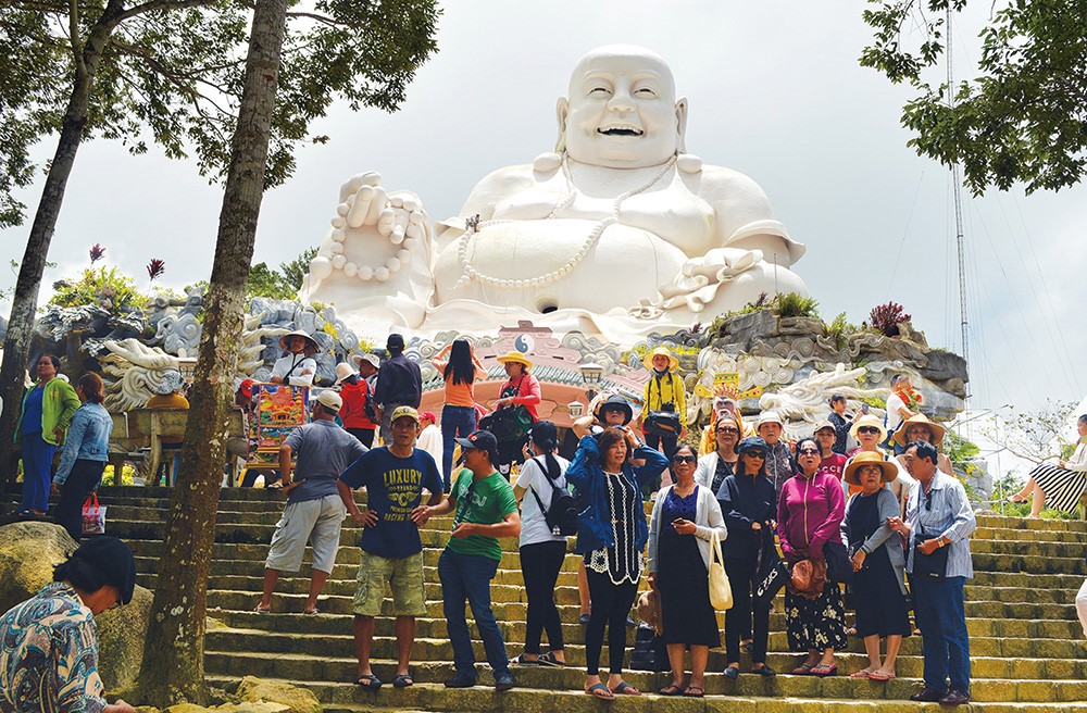 Du khách đến viếng Phật Di Lặc khá đông