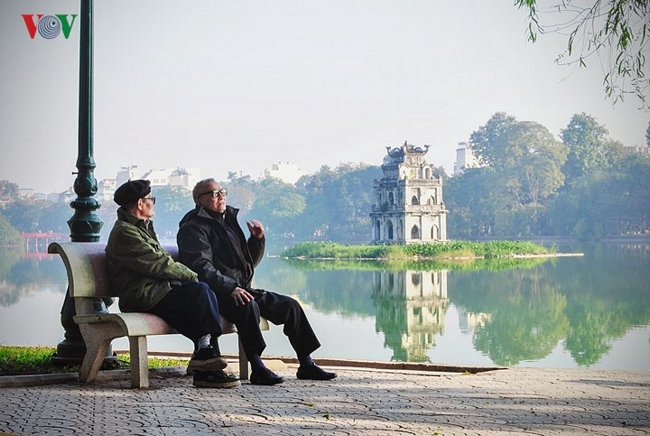 Tháng 1 - Hà Nội phố đông về: Hồ Gươm sáng sớm bàng bạc gió lạnh, cây bàng 