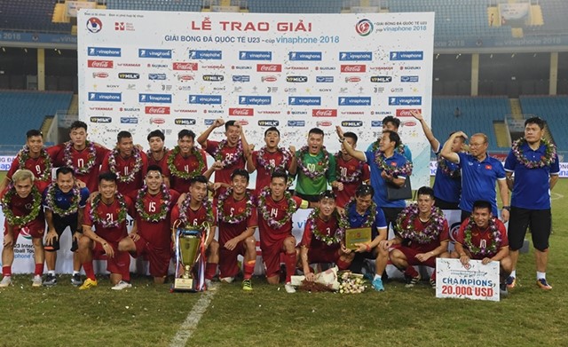 Các cầu thủ Việt Nam ăn mừng chức vô địch.