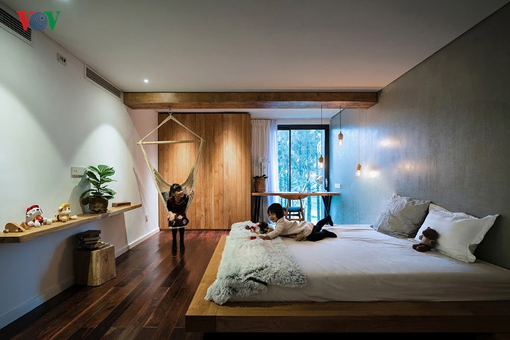 Phòng ngủ của trẻ em cùng chung phong cách với ngôi nhà, có đủ diện tích cho chỗ nghỉ, chỗ chơi và những khoảng mở ra không gian bên ngoài nhà.