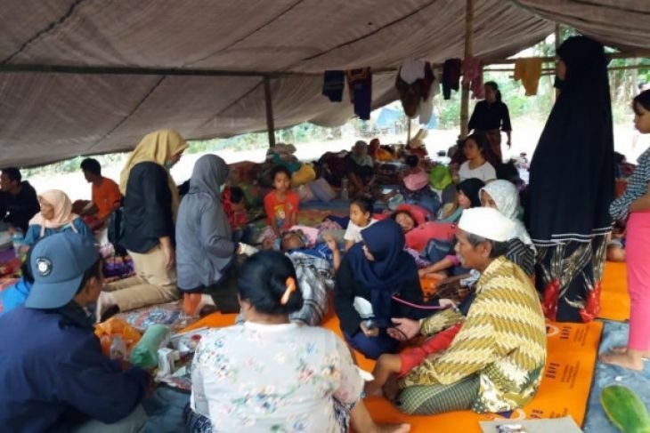 Người dân tạm lánh trong các khu lều tạm chờ hỗ trợ lương thực và y tế (ảnh: antara)