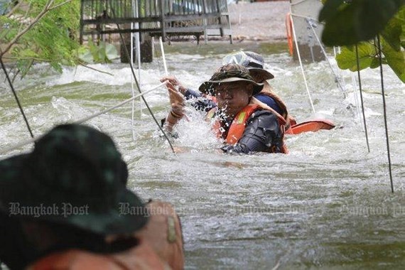 Lực lượng cứu hộ chuẩn bị cầu có dây thừng cho người dân sử dụng để băng qua những con đường bị nước lũ dâng cao do nước tràn từ đập Kaeng Krachan ở tỉnh Phetchaburi. Ảnh: BANGKOK POST