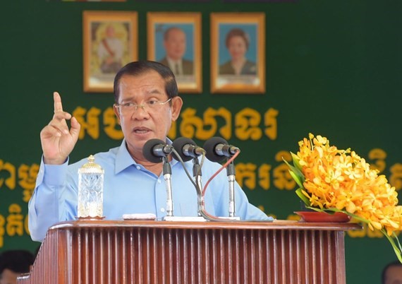 Thủ tướng Campuchia Hun Sen phát biểu trước hàng ngàn công nhân dệt may tại thủ đô Phnom Penh ngày 2/8. Ảnh: pressocm.gov.kh