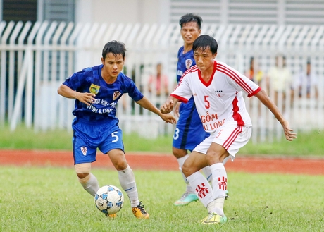 Trận chung kết bóng đá vô địch tỉnh Vĩnh Long 2017, giữa TP Vĩnh Long (áo xanh) gặp Long Hồ.