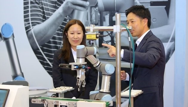 Cobots là thế hệ robot mới gần gũi với con người đang được giới thiệu tại Việt Nam.