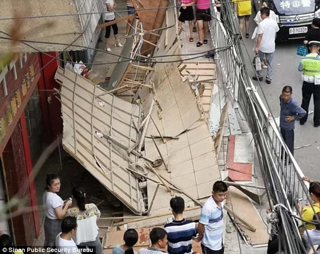 Biển quảng cáo dài 6m rơi xuống đầu người đi bộ tại Trung Quốc (Ảnh: Dailymail)