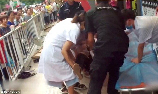 Nhân viên cúu hộ đưa người bị thương tới bệnh viện (Ảnh: Pear Video)
