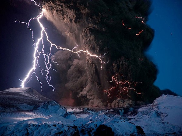 Bức ảnh chụp hiện tượng sét đánh ngay miệng núi lửa.