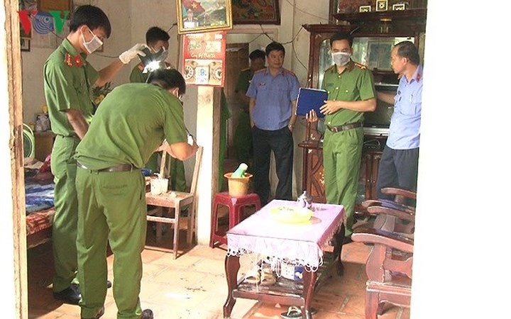 Nạn nhân là ông Võ Văn Á (75 tuổi), bà Trần Thị Lang (71 tuổi). Người bị thương nặng là Hồ Đan Thanh (18 tuổi) được đưa đi cấp cứu tại Bệnh viện Đa khoa Trung ương Cần Thơ.