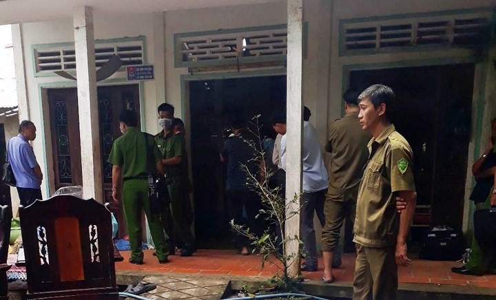 Sau khi nhận được tin báo, Cơ quan Cảnh sát điều tra, Công an tỉnh Vĩnh Long đã phối hợp với Công an huyện Tam Bình, tổ chức khám nghiệm hiện trường, khám nghiệm tử thi. (Ảnh: Người Đưa tin)