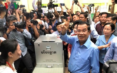 Thủ tướng Hun Sen đi bầu cử ngày 29/7/2018.
