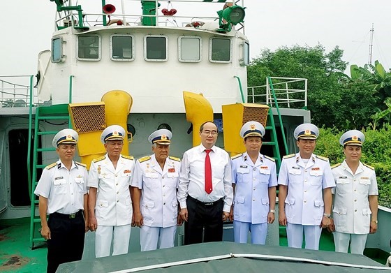  Đồng chí Nguyễn Thiện Nhân và các tướng lĩnh hải quân tham quan Bảo vật Quốc gia tàu HQ-671. Ảnh: HQ 