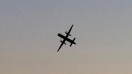 Chiếc Q400 của hãng Horizon Air bị lấy trộm bay trên đảo Ketron ở Puget Sound, bang Washington, Mỹ, trước khi đâm xuống đảo này ngày 10-8-2018. ẢNH: REUTERS