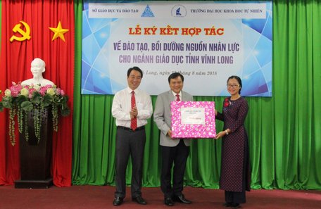 Phó Chủ tịch UBND tỉnh- Lữ Quang Ngời và Giám đốc Sở Giáo dục- Đào tạo- Nguyễn Thị Quyên Thanh trao biểu trưng và quà cho lãnh đạo trường ĐH Khoa học Tự nhiên.