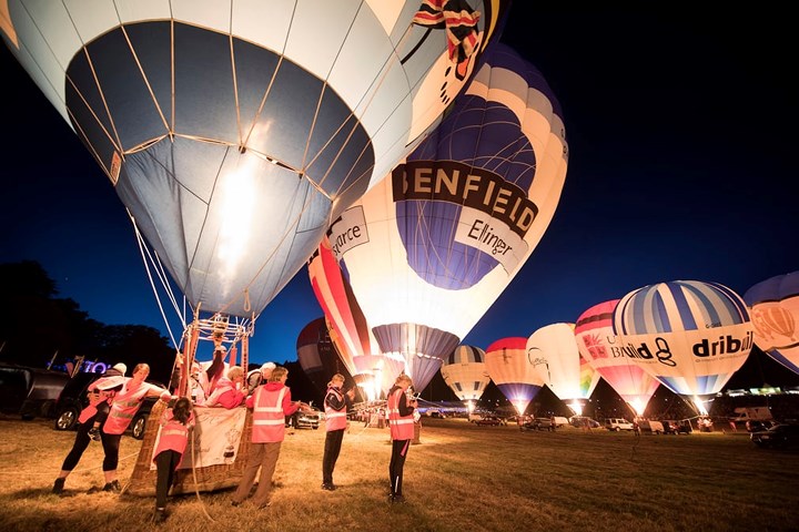  Lễ hội khinh khí cầu ở Bristol được tổ chức hàng năm. Năm nay là lần thứ 40 lễ hội này được tổ chức. Ảnh: Những chiếc khinh khí cầu được bơm căng, sẵn sàng bay lên bầu trời.