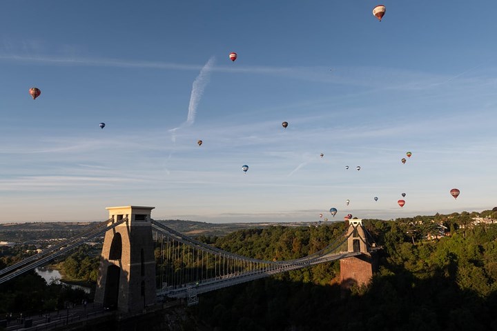 Những chiếc khinh khí cầu bay trên bầu trời bên trên cây cầu treo Clifton./.