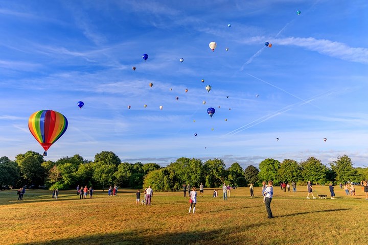 Lễ hội khinh khí cầu lớn nhất châu Âu này thu hút tới hàng trăm nghìn lượt khách tới thăm quan.