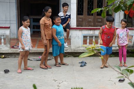 Một góc sân chơi của trẻ em Ấp 5 (xã Hậu Lộc- Tam Bình).