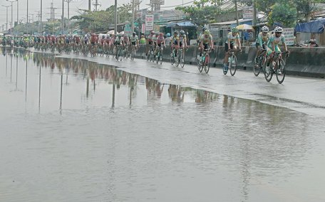  Các tay đua qua đoạn nước ngập ở huyện Long Hồ (Vĩnh Long).
