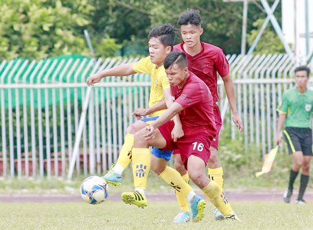 Pha tranh bóng trong trận Tam Bình (áo đỏ) thắng Mang Thít 4-1.