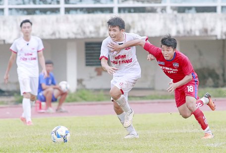 Pha tranh bong trong trận TP Vĩnh Long (áo trắng) thắng Bình Tân 1-0.