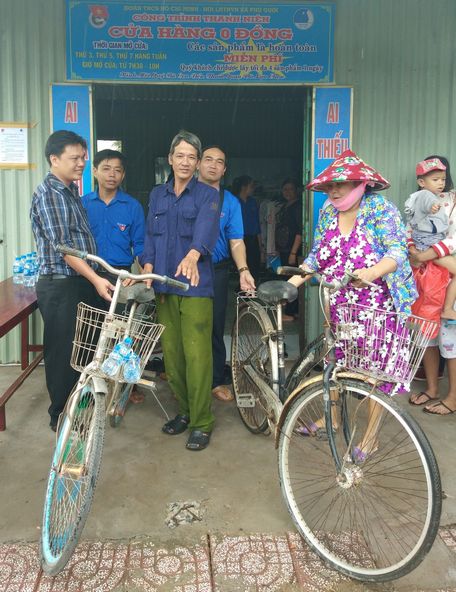 Cửa hàng đã vận động hỗ trợ xe đạp cho bà con.